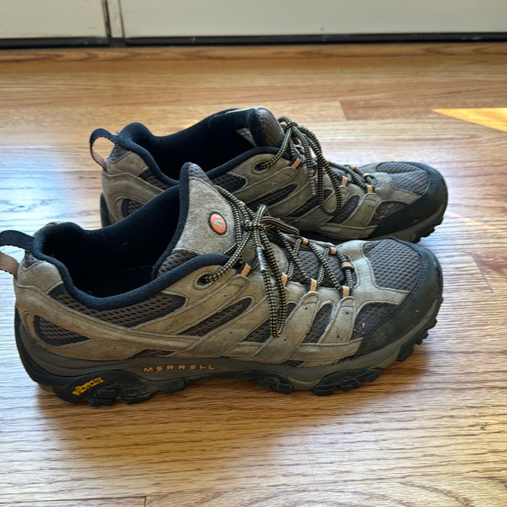 Merrell Moab hiking shoe. Wore them only 4 times. Great condition